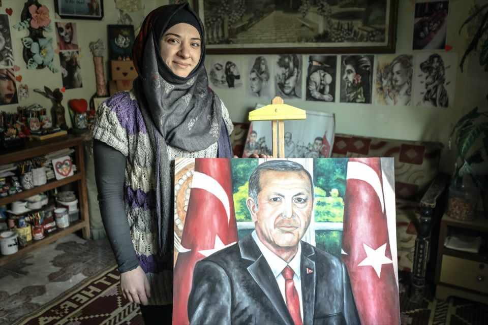 <p>Beşşar Esed rejiminin İdlib'in kuzeybatısındaki Cenüdiye beldesine saldırıları sonrası ailesiyle göç etmek zorunda kalarak Cisir eş Şuğur ilçesine sığınan işitme engelli 30 yaşındaki Abbadi, gününü resim çizerek geçiriyor.<br />
 </p>
