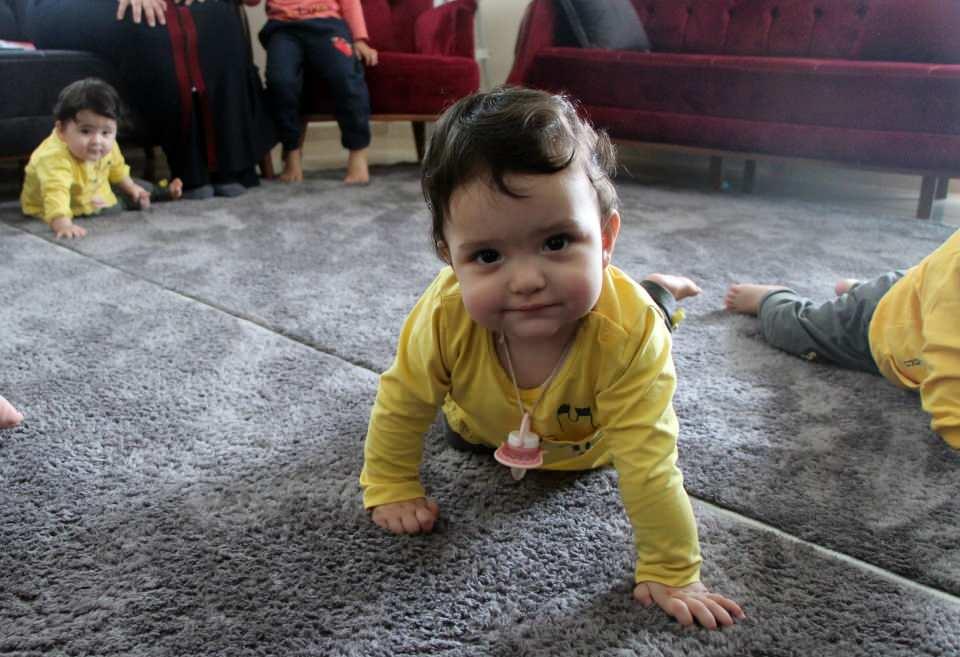<p>Huyluoğlu ailesinin 5 yaşındaki kızları Ebrar ise Cumhurbaşkanı Recep Tayyip Erdoğan’a seslenerek, Cumhurbaşkanı Erdoğan’ın ziyaret etmesini çok istediğini ve kardeşleri ile fotoğraf çekilmesini istediğini söyledi.</p>
<p> </p>