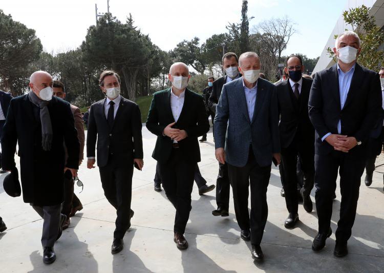 <p>Cumhurbaşkanı Erdoğan'a Ulaştırma ve Altyapı Bakanı Adil Karaismailoğlu ve Kültür ve Turizm Bakanı Mehmet Nuri Ersoy da eşlik etti.</p>
