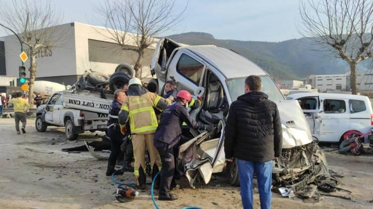<p>Onlarca aracın hurdaya döndüğü kazada ilk belirlemelere göre 3 kişi hayatını kaybetti, çok sayıda da yaralı olduğu açıklandı.</p>
