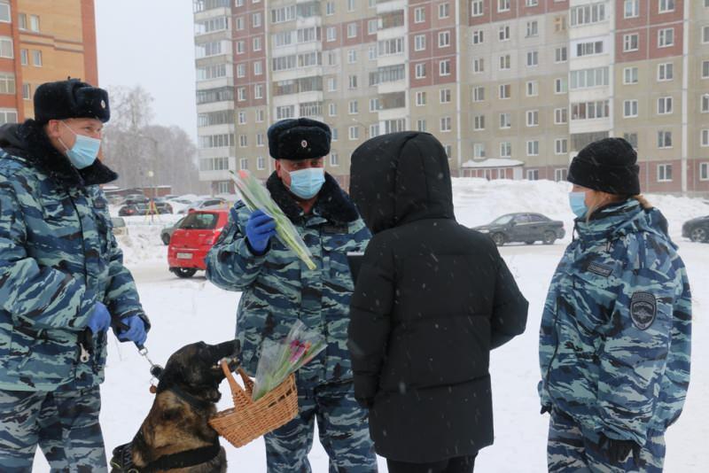 <p>Rusya’nın Tomsk kentinde Fugas adlı polis köpeği, 8 Mart Dünya Kadınlar Günü kapsamında ağzında tuttuğu sepetle kentin sokaklarını gezerek kadınlara çiçek dağıttı. </p>
