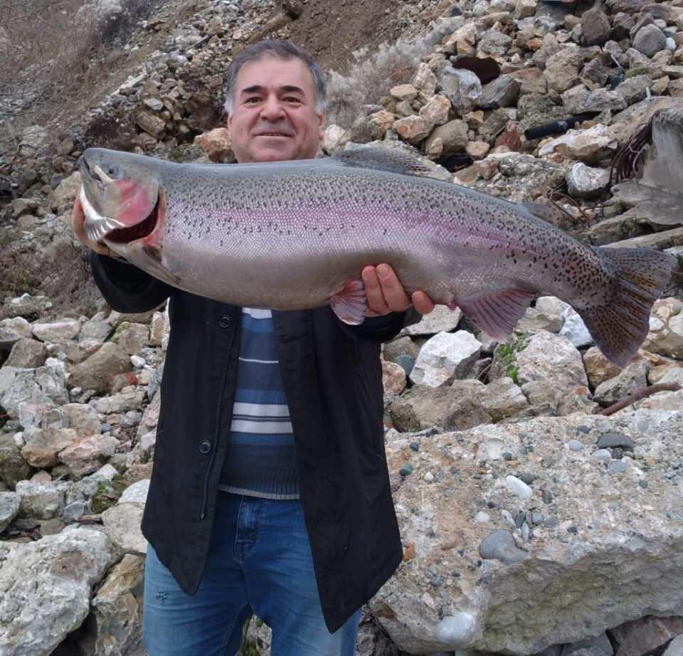 <p>Elazığ’da sportif olta balıkçılığı yapan Fatih Yayar, Keban ilçesinde Keban Barajı'ını besleyen Fırat Nehri'ne arkadaşlarıyla balık tutmaya gitti. </p>
