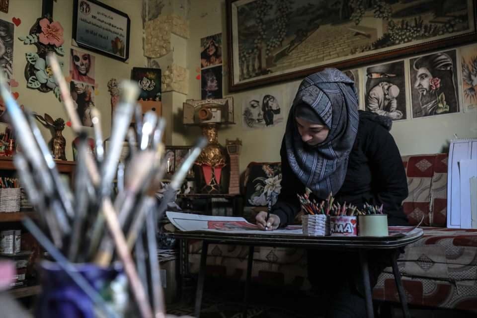 <p>Rejim güçlerinin zaman zaman ihlal ettiği ateşkes büyük ölçüde korunuyor. 2017-2020 döneminde yaklaşık 2 milyon sivil, Rusya ve rejim güçlerinin saldırılarında Türkiye sınırına yakın bölgelere göç etmek zorunda</p>
