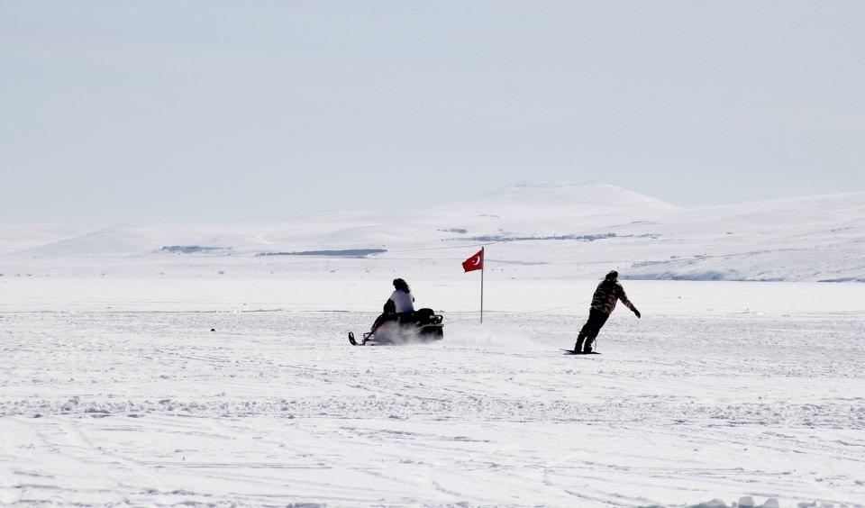<p>&Ccedil;ıldır G&ouml;l&uuml; Kooperatifi'nce g&ouml;l&uuml;n tanıtımı amacıyla Ardahan'a davet edilen doğa sporcuları Kadir Yılmaz, Volkan &Uuml;lker ve Can Artam, y&uuml;zeyi buzla kaplı &Ccedil;ıldır G&ouml;l&uuml; &uuml;zerinde &ouml;nce otomobil ile drift g&ouml;sterisi yaptı.&nbsp;</p>
