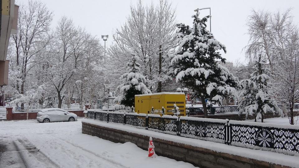<p>Akşam saatlerinde başlayan kar yağışı Ardahan&rsquo;ı beyaza b&uuml;r&uuml;d&uuml;. Yoğun kar yağışı nedeniyle insanlar şaşkınlık yaşarken, 4 il&ccedil;eye bağlı 33 k&ouml;ye ulaşım sağlanamıyor.&nbsp;</p>
