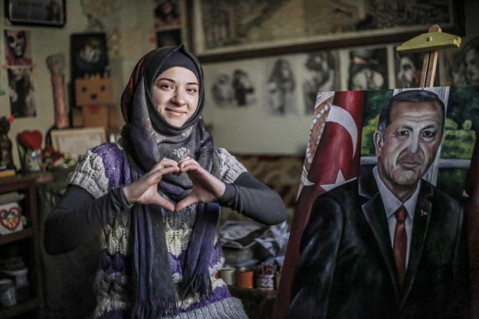 <p>Lema Abbadi, AA muhabirine işaret diliyle yaptığı açıklamada, resim sayesinde hayata yeniden döndüğünü söyledi.<br />
</p>