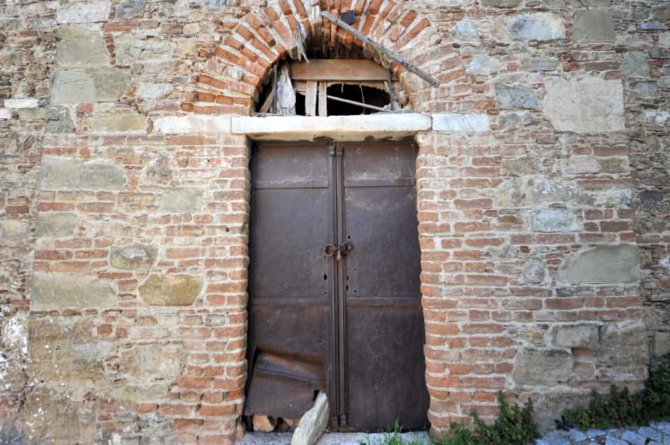 <p>Tarihi binanın harabeye dönüştüğünü kaydeden Uyanık, “Bu hali hepimizi çok üzüyor. İlgilenenler var. İstanbul’da bulunan ve Rumları temsil eden dernek yetkilileri ile görüşmeler devam ediyor. </p>