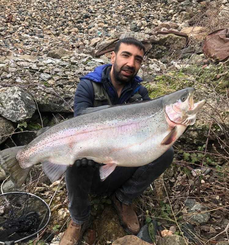 <p>Elazığ’da sportif olta balıkçılığı yapan Fatih Yayar, 10 kilo 200 gram ağırlığında, 115 santim büyüklüğünde gökkuşağı alabalığı tuttu. </p>
