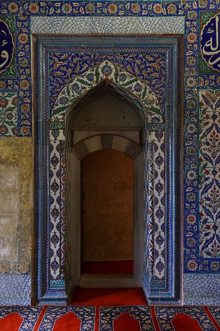 <p>Ustasının m&uuml;tevaziliğinin &ouml;n&uuml;ne ge&ccedil;mesine neden olan Selimiye Camisi, mimarına "ustalık eserim" dedirtecek kadar tarihe not d&uuml;şm&uuml;ş bir yapı olarak 1575 yılından bu yana hem inananların ibadet ettiği hem de turistlerin hayranlıkla gezdiği bir mabet olarak dikkati &ccedil;ekiyor.</p>

<p>&nbsp;</p>
