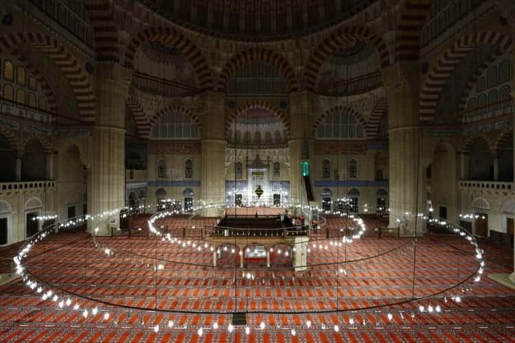 <p>Kasnak tekniğiyle 8 s&uuml;tuna dayalı tek kubbe şeklinde inşa edilen caminin, bir kalem şeklinde semaya uzanan ve Delhi'deki Kutb-Minar'dan sonra en y&uuml;ksek minare &ouml;zelliğini taşıyan minareleri, h&uuml;nkar mahfili, dantel gibi işlenmiş mermer kaplı minberi, &ccedil;oklu pencere sistemi ve &ccedil;inileriyle ziyaret&ccedil;ilerini adeta b&uuml;y&uuml;l&uuml;yor.</p>

<p>&nbsp;</p>
