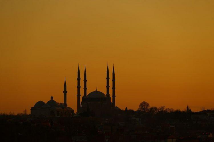 <p><strong>CAMİ'NİN &Ouml;ZELLİKLERİ</strong></p>

<p>Selimiye'yi diğer cami mimarilerinden ayıran en b&uuml;y&uuml;k &ouml;zelliği, herhangi bir yarım kubbeden destek almadan tek olarak inşa edilen kubbesi.</p>

<p>Mimari ve m&uuml;hendislik &uuml;zerine araştırma yapanları şaşırtan kubbe, 43 metre y&uuml;ksekliğinde ve 32 metre &ccedil;apında. Kalem gibi ince, bir dantel gibi s&uuml;sl&uuml; 3 şerefeli d&ouml;rt minaresi bulunan Selimiye'nin minarelerinin uzunluğu ise alemi dahil 85 metre uzunluğunda. D&ouml;nemin şartları d&uuml;ş&uuml;n&uuml;ld&uuml;ğ&uuml;nde "inanılmazın başarıldığı" minareler 3 yollu olarak tasarlandığı i&ccedil;in, minareden &ccedil;ıkan 3 kişi birbirini g&ouml;remiyor.</p>
