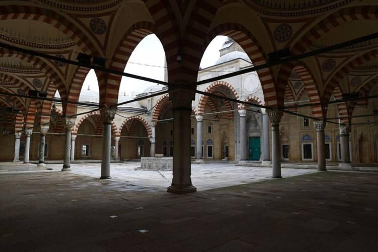 <p>Selimiye'nin m&uuml;hendisleri dahi hayrete d&uuml;ş&uuml;ren &ouml;zelliklerinin olduğunu ifade eden Soyt&uuml;rk, "Selimiye'nin kilit taşı 5 ton ağırlığında, kubbenin &uuml;zerindeki kurşun 18 ton ağırlığında, devrin yapım teknikleri d&uuml;ş&uuml;n&uuml;ld&uuml;ğ&uuml;nde herkes hayrete d&uuml;ş&uuml;yor" dedi.</p>

<p>&nbsp;</p>
