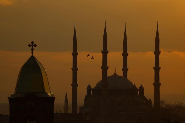 <p>Yılda 3,5 milyon ziyaret&ccedil;i ağırlamasıyla hem k&uuml;lt&uuml;r hem de inan&ccedil; turizminde &ouml;nemli yeri olan Edirne'nin ziyaret&ccedil;i &ccedil;eken en &ouml;nemli &ouml;gesinin Selimiye olduğunu anlatan Soyt&uuml;rk, şunları kaydetti:</p>

<p>&nbsp;</p>
