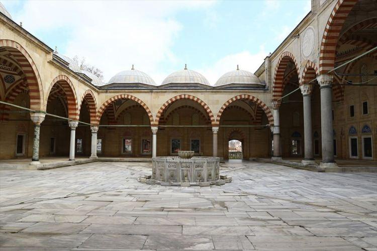 <p>"Selimiye UNESCO listesine girmesi sonrası daha da değer kazandı. Selimiye aslında sadece bir cami değil bir yaşam alanı, bir k&uuml;lliye. O y&uuml;zden ziyaret&ccedil;ilerimizin sayısı da her ge&ccedil;en g&uuml;n artıyor. Selimiye'yi g&ouml;ren hayran kalıyor, bakan bir değil bin bakıyor. Fransız seyyah Selimiye'ye hayran hayran baktıktan sonra 'Bu camiyi Mimar Sinan yapmadı, bu cami g&ouml;ky&uuml;z&uuml;nde yapıldı, Mimar Sinan yerine koydu' diyor. Bir seyyahın bu s&ouml;zleri belki de Selimiye'yi en iyi &ouml;zetler nitelikte."</p>

<p>&nbsp;</p>
