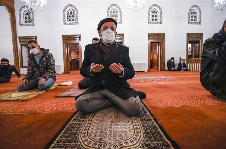 <p>Peygamber Efendimiz Hazreti Muhammed’in (s.a.v) bir gece Mescidi Haram’dan Mescidi Aksa’ya götürülmesi ve buradan da ’huzuru ilahiye’ yükseldiği gece olarak bilinen Miraç Kandili, tüm Türkiye’de dua ve ibadetlerle idrak edildi.</p>
