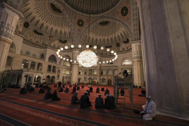 <p>Ankara'da, Miraç Kandili dolayısıyla Kocatepe Camisi'nde program düzenlendi. Kocatepe Camisi'ne gelen vatandaşlar namaz kılarak dua etti.</p>
