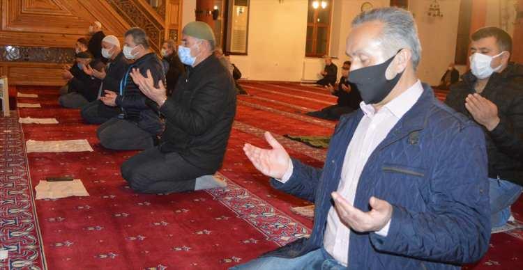 <p>Bartın'da Şadırvan Camisi'nde Miraç Kandili dolayısıyla program düzenlendi.</p>
