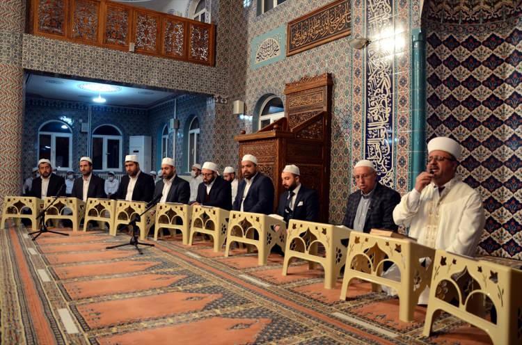 <p>Miraç Kandili nedeniyle Bitlis'te camilerde programlar düzenlendi. Kentteki Beşminare Camisinde kandil programında vatandaşlar namaz kılıp dua etti.</p>