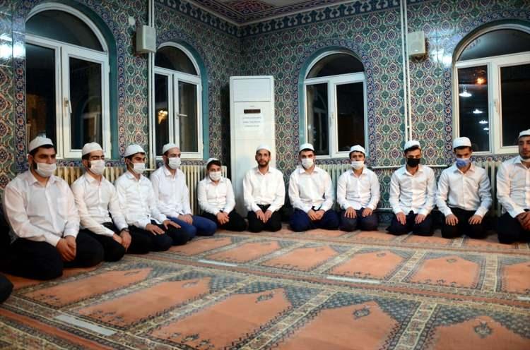 <p>Miraç Kandili nedeniyle Bitlis'te camilerde programlar düzenlendi. Kentteki Beşminare Camisinde kandil programında vatandaşlar namaz kılıp dua etti.</p>
