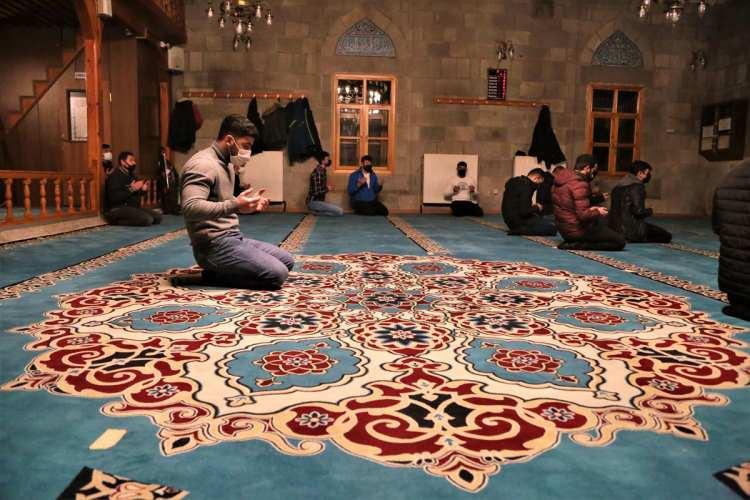 <p>Erzurum'da Hazreti Muhammed'in Allah'ın huzuruna yükseldiği gece olarak kabul edilen Miraç Kandili dolayısıyla programlar düzenlendi. Murat Paşa Camisinde vatandaşlar, namaz kılıp dua etti.</p>

<p> </p>
