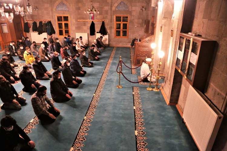 <p>Erzurum'da Hazreti Muhammed'in Allah'ın huzuruna yükseldiği gece olarak kabul edilen Miraç Kandili dolayısıyla programlar düzenlendi. Murat Paşa Camisinde vatandaşlar, namaz kılıp dua etti.</p>

<p> </p>
