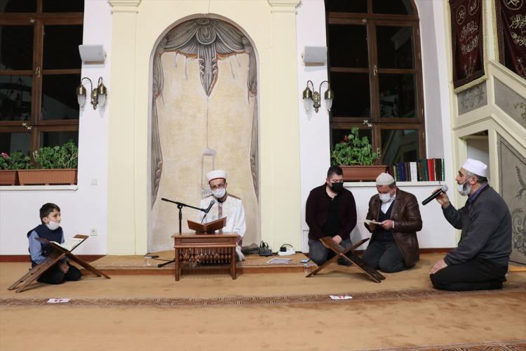 <p>Miraç Kandili dolayısıyla Kocaeli'de camilerde programlar düzenlendi. Kentteki tarihi Orhan Camisinde kandil programında vatandaşlar Kur'an-ı Kerim ve Mevlid-i Şerif dinledi.</p>

<p> </p>
