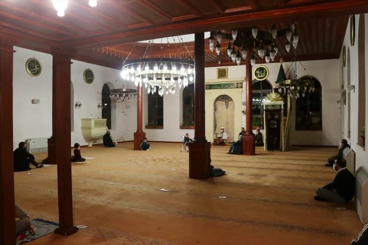 <p>Miraç Kandili dolayısıyla Kocaeli'de camilerde programlar düzenlendi. Kentteki tarihi Orhan Camisinde kandil programında vatandaşlar Kur'an-ı Kerim ve Mevlid-i Şerif dinledi.</p>

<p> </p>
