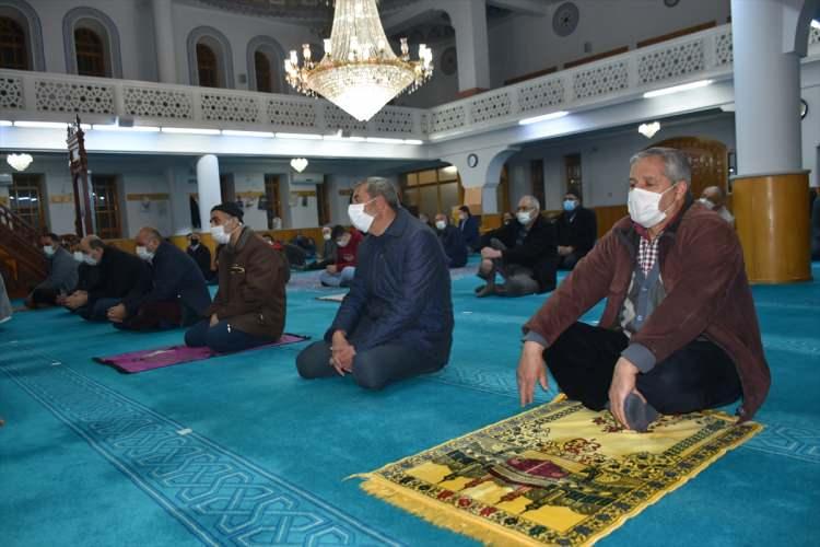 <p>Miraç Kandili dolayısıyla Malatya'da camilerde programlar düzenlendi. Kentteki Turgut Özal Camisini vatandaşlar kandil programında doldurdu.</p>

<p> </p>
