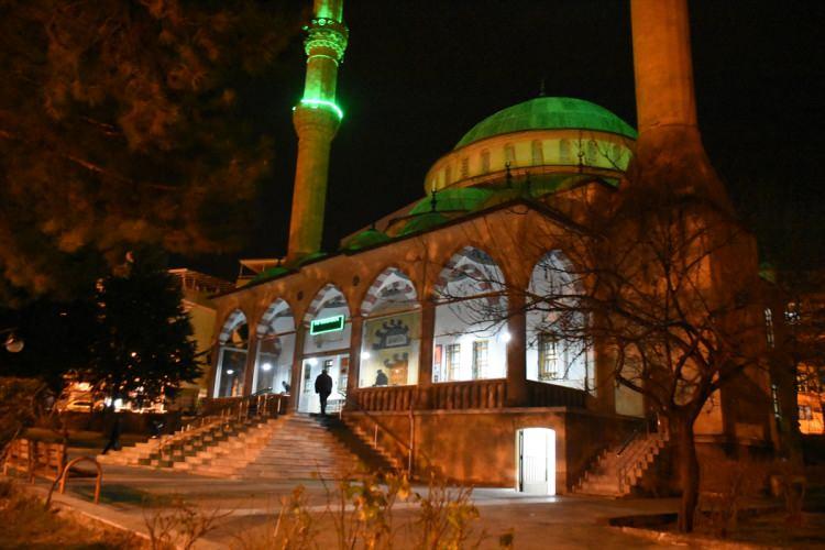 <p>Miraç Kandili dolayısıyla Malatya'da camilerde programlar düzenlendi. Kentteki Turgut Özal Camisini vatandaşlar kandil programında doldurdu.</p>

<p> </p>
