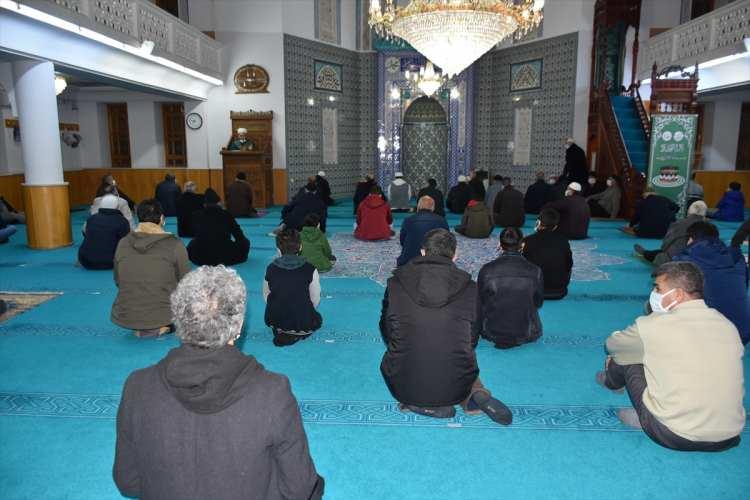 <p>Miraç Kandili dolayısıyla Malatya'da camilerde programlar düzenlendi. Kentteki Turgut Özal Camisini vatandaşlar kandil programında doldurdu.</p>

<p> </p>
