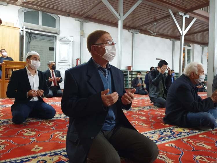 <p>Mira&ccedil; Kandili m&uuml;nasebetiyle Osmaniye'nin Kadirli il&ccedil;esinde bulunan tarihi Ala Camisi'ne gelen vatandaşlar namaz kıldı, dua etti</p>

<p>&nbsp;</p>
