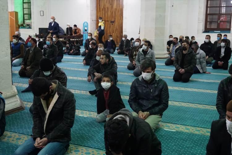 <p>Adıyaman'da, Mira&ccedil; Kandili dolayısıyla Ulu Camisi'ne gelen vatandaşlar namaz kılarak dua etti.</p>

<p>&nbsp;</p>
