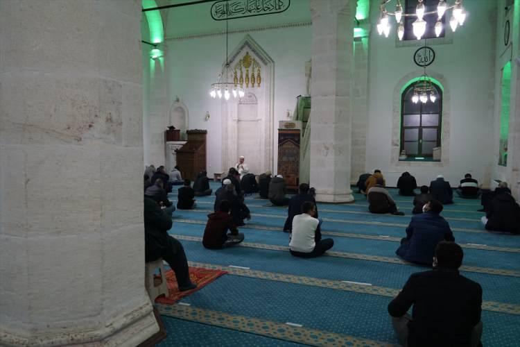 <p>Adıyaman'da, Mira&ccedil; Kandili dolayısıyla Ulu Camisi'ne gelen vatandaşlar namaz kılarak dua etti.</p>

<p>&nbsp;</p>
