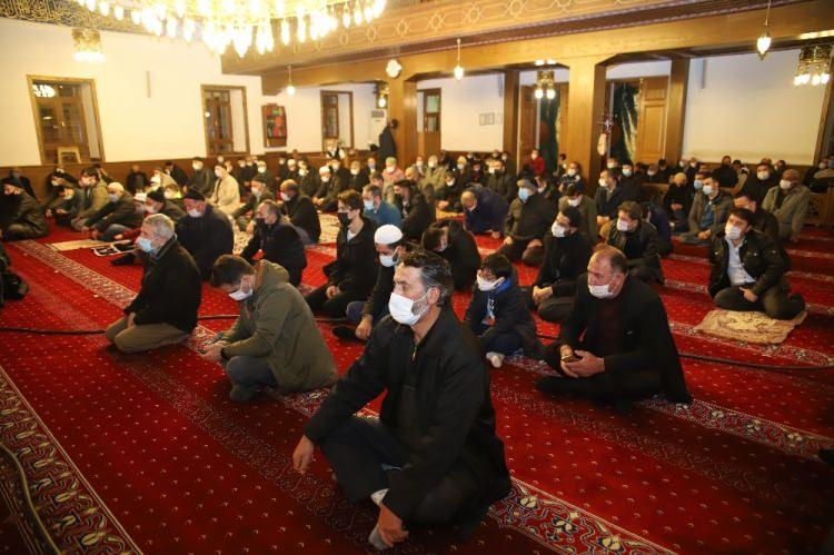 <p>T&uuml;rkiye genelinde olduğu gibi Elazığ&rsquo;da da Mira&ccedil; Kandili nedeniyle camiler doldu. Camilere gelen vatandaşlar pandemi kuralları &ccedil;er&ccedil;evesinde ibadetlerini eda etti. Kur&rsquo;an-ı Kerim tilaveti ile başlayan gecede ilahiler olunup, salavatlar getirildi.&nbsp;</p>
