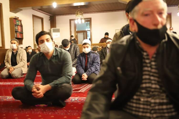 <p>T&uuml;rkiye genelinde olduğu gibi Elazığ&rsquo;da da Mira&ccedil; Kandili nedeniyle camiler doldu. Camilere gelen vatandaşlar pandemi kuralları &ccedil;er&ccedil;evesinde ibadetlerini eda etti. Kur&rsquo;an-ı Kerim tilaveti ile başlayan gecede ilahiler olunup, salavatlar getirildi.&nbsp;</p>
