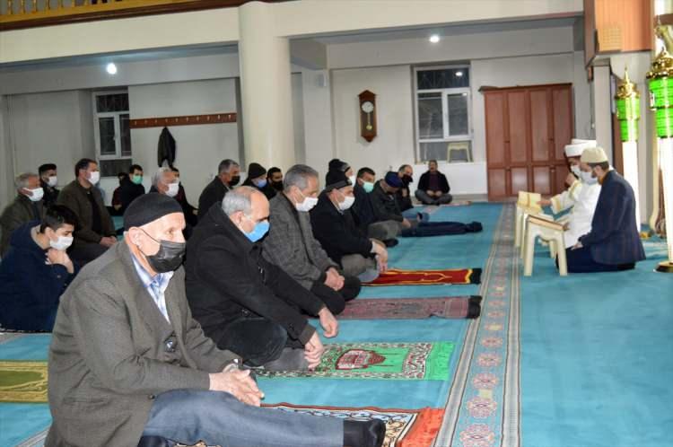 <p>Ağrı'nın Eleşkirt il&ccedil;esinde, Mira&ccedil; Kandili idrak edildi. Vatandaşlar camilerde namaz kılıp dua etti.</p>

<p>&nbsp;</p>
