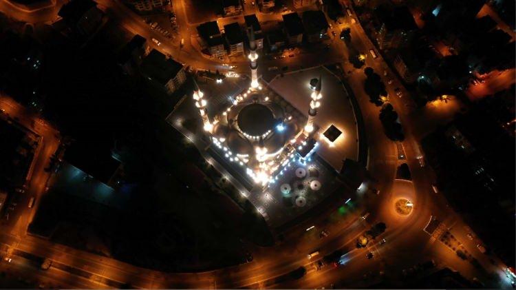 <p>Kahramanmaraş'ta Mira&ccedil; Kandili, camilerde d&uuml;zenlenen programlarla idrak edildi. Kahramanmaraş İl M&uuml;ft&uuml;l&uuml;ğ&uuml;nce, kentin simge camilerinden Abdulhamithan Camisinde program d&uuml;zenlendi. Camiye gelen vatandaşlar namaz kılıp dua etti.</p>

<p>&nbsp;</p>
