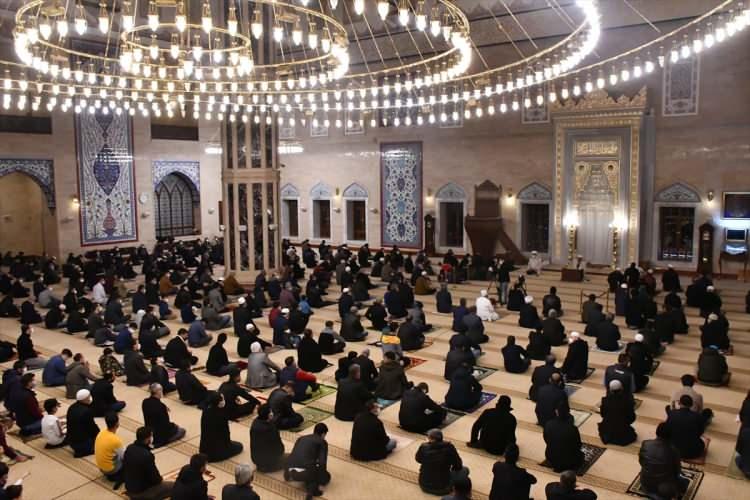 <p>Kahramanmaraş'ta Mira&ccedil; Kandili, camilerde d&uuml;zenlenen programlarla idrak edildi. Kahramanmaraş İl M&uuml;ft&uuml;l&uuml;ğ&uuml;nce, kentin simge camilerinden Abdulhamithan Camisinde program d&uuml;zenlendi. Camiye gelen vatandaşlar namaz kılıp dua etti.</p>

<p>&nbsp;</p>
