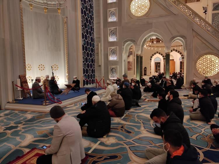 <p>İstanbul'daki camilerde vatandaşlar Mira&ccedil; Kandili dolayısıyla namaz kılıp dua etti. Mira&ccedil; Kandili dolayısıyla B&uuml;y&uuml;k &Ccedil;amlıca Camisi'nin minareleri arasındaki dijital mahyaya, T&uuml;rk bayrağı ile "Mira&ccedil; Kandilimiz M&uuml;barek Olsun" yazıları yansıtıldı.</p>

<p>&nbsp;</p>
