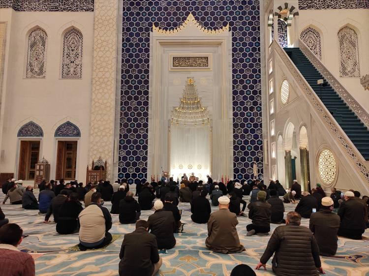 <p>İstanbul'daki camilerde vatandaşlar Mira&ccedil; Kandili dolayısıyla namaz kılıp dua etti. Mira&ccedil; Kandili dolayısıyla B&uuml;y&uuml;k &Ccedil;amlıca Camisi'nin minareleri arasındaki dijital mahyaya, T&uuml;rk bayrağı ile "Mira&ccedil; Kandilimiz M&uuml;barek Olsun" yazıları yansıtıldı.</p>

<p>&nbsp;</p>
