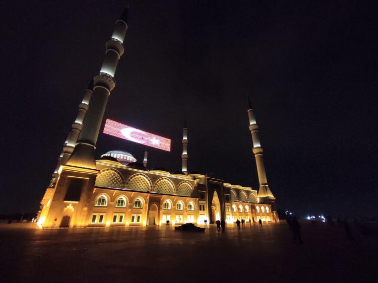 <p>İstanbul'daki camilerde vatandaşlar Mira&ccedil; Kandili dolayısıyla namaz kılıp dua etti. Mira&ccedil; Kandili dolayısıyla B&uuml;y&uuml;k &Ccedil;amlıca Camisi'nin minareleri arasındaki dijital mahyaya, T&uuml;rk bayrağı ile "Mira&ccedil; Kandilimiz M&uuml;barek Olsun" yazıları yansıtıldı.</p>

<p>&nbsp;</p>
