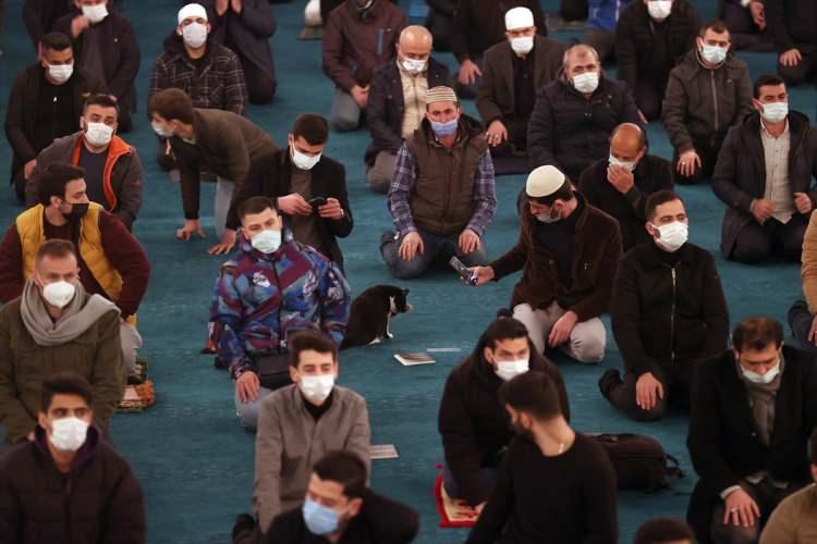 <p>İstanbul'da Mira&ccedil; Kandili dolayısıyla Ayasofya-i Kebir Cami-i Şerifi'nde program d&uuml;zenlendi. Vatandaşlar Namaz kılıp dua etti.</p>

<p>&nbsp;</p>
