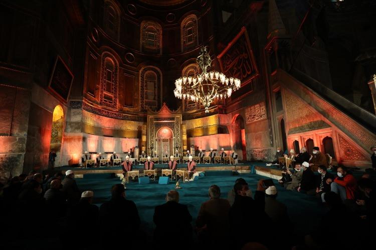 <p>İstanbul'da Mira&ccedil; Kandili dolayısıyla Ayasofya-i Kebir Cami-i Şerifi'nde program d&uuml;zenlendi. Hz. Muhammed'in mira&ccedil; mucizesini anlatan şiirlerden oluşan Mi'raciye, K&uuml;lt&uuml;r ve Turizm Bakanlığı İstanbul Tarihi T&uuml;rk M&uuml;ziği Topluluğu tarafından icra edildi.</p>

<p>&nbsp;</p>
