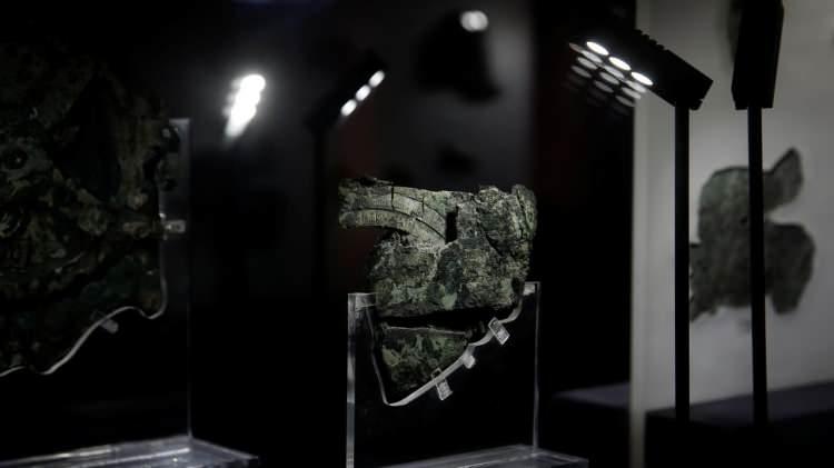 <p>DÜZENEĞİ ANLAMAK İÇİN KOPYASI YAPILDI<br />
<br />
İngiltere’de yer alan London College Üniversitesi’nden (UCL) araştırmacılar, Antikythera düzeneğinin gizemini çözmek için cihazın bir kopyasını yapmaya başladıklarını ve kısmen mantığını çözdüklerini söyledi.</p>
<p> </p>