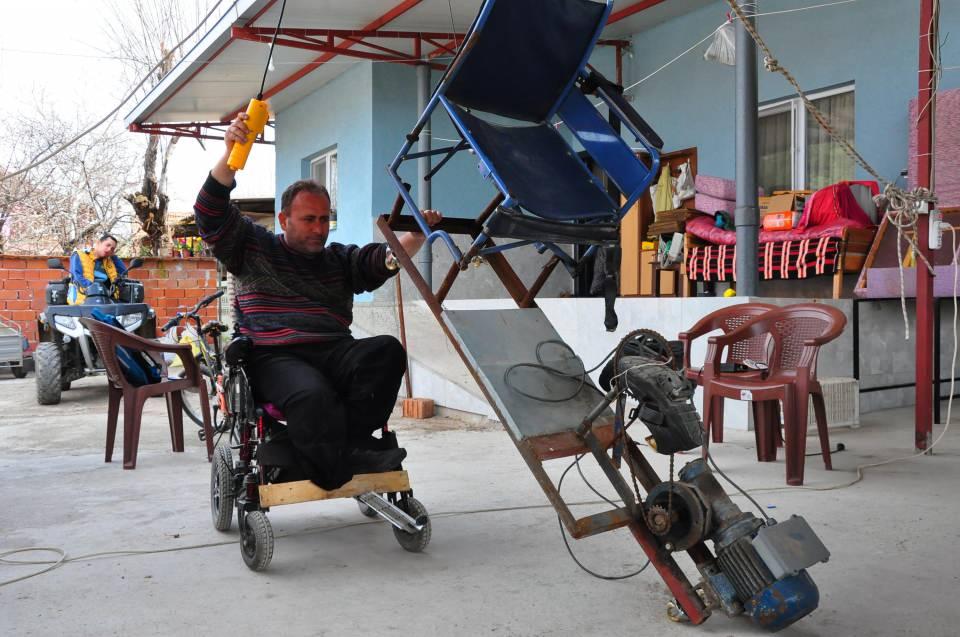 <p>Tekerlekli sandalyeyle mesleğine devam eden Yılmaz, evinin bah&ccedil;esindeki at&ouml;lyesinde ev eşyaları ile trakt&ouml;r tamiri yapıyor.</p>

<p>&nbsp;</p>
