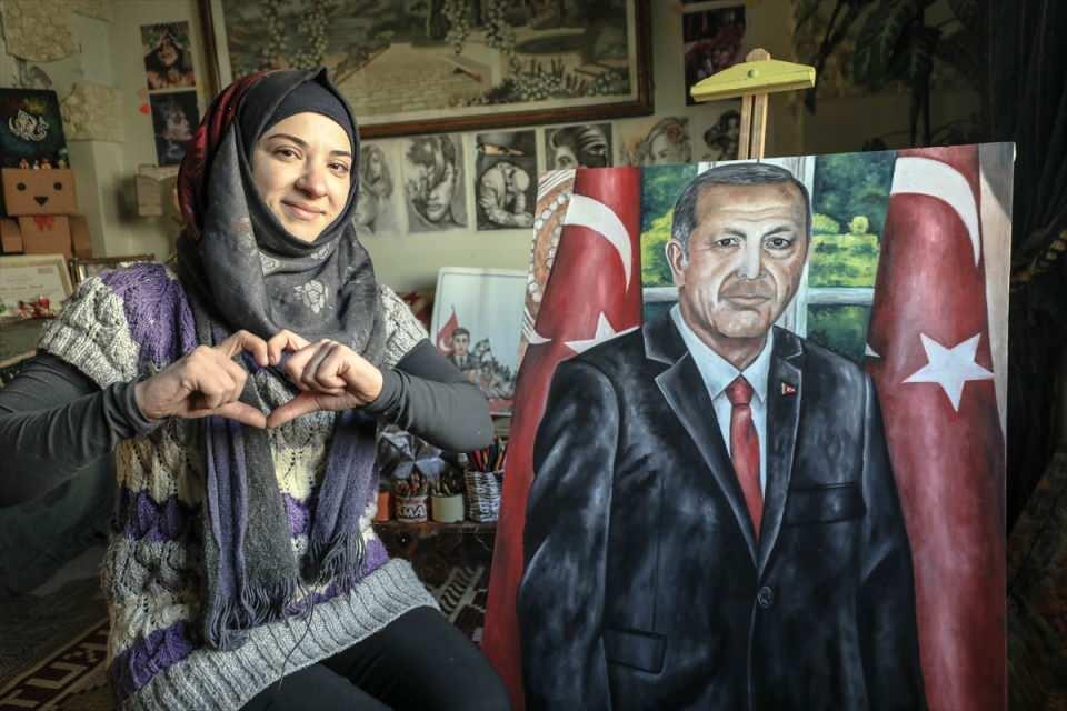 <p>Suriye'nin kuzeybatısındaki Cisir eş Şuğur ilçesinde yaşayan işitme engelli Lema Abbadi, 10 yıldır süren iç savaşın getirdiği olumsuz şartları resim çizerek unutuyor.<br />
 </p>
