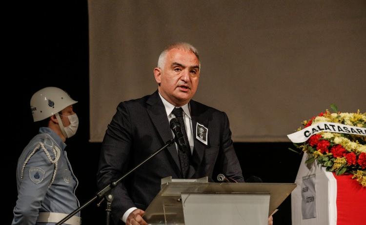 <p>Vefat eden tiyatro, sinema ve dizi oyuncusu Rasim Öztekin için cenaze namazı öncesinde Ses Tiyatrosu'nda tören düzenlendi. Törene katılan Kültür ve Turizm Bakanı Mehmet Nuri Ersoy konuşma yaptı.</p>

<p> </p>
