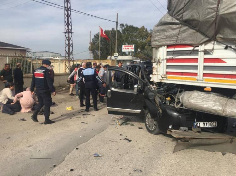 <p>Adana’nın Ceyhan ilçesinde seyir halindeki TIR’a arkadan çarpan hafif ticari araçta bulunan biri çocuk 5 kişi yaralandı.</p>
