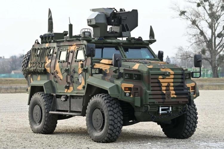 <p>Birleşmiş Milletler Barış Gücü kuvvetlerinde de kullanıcı sayısını artıran Ejder Yalçın 4x4, Sahel Bölgesi'nde asimetrik tehditler ve saldırılar karşısında görevli personeli korumayı başardı. Böylece Ejder Yalçın 4x4, hem NATO hem de Birleşmiş Milletler görevlerinde yararlanılan tek Türk aracı olma başarısını yakaladı. </p>