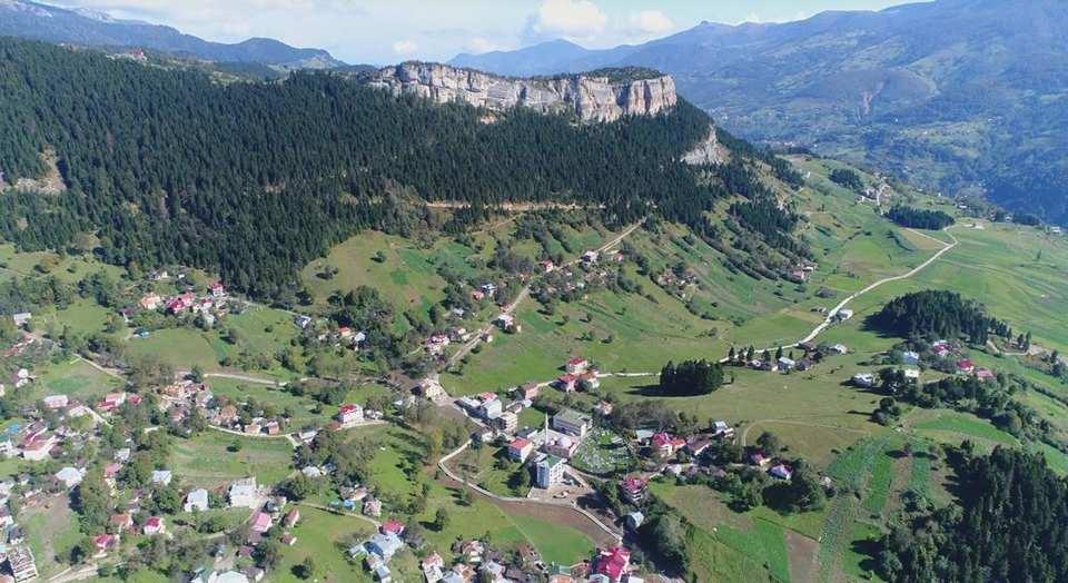 <p> Koskarlı şu anda Trabzon bölgesinde ilk olduğu, ilk insan topluluğunu bize gösterdiği için ve nispeten Göbeklitepe’ye yakın bir tarih önerdiğimiz için böyle bir karşılaştırma yapabiliriz” dedi.</p>